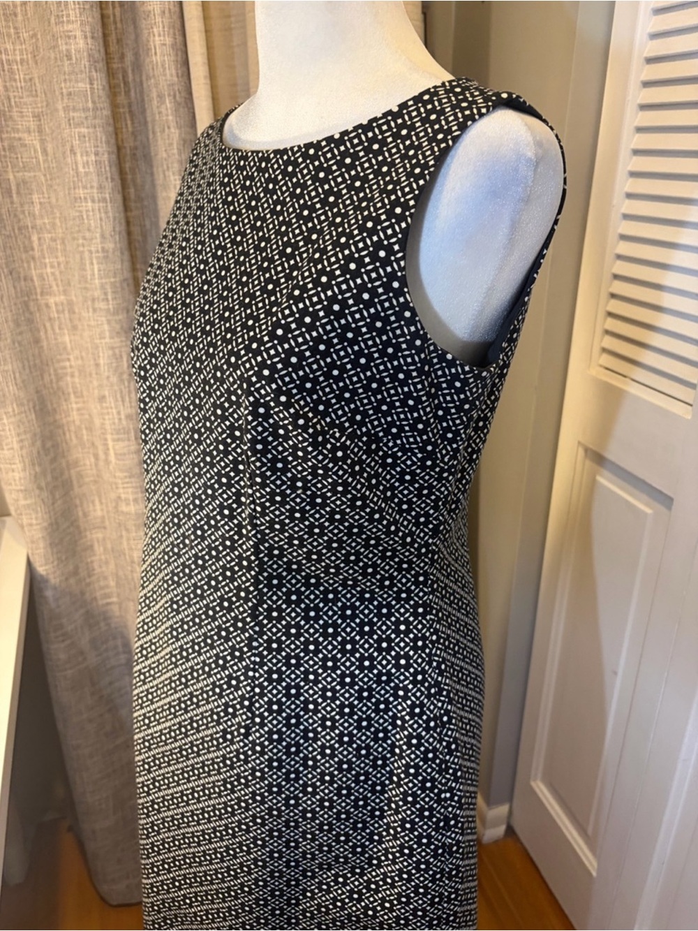 6P Ann Taylor Sleeveless Navy Blue and White Patterned Sheath Dress